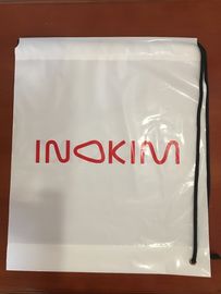 Напечатанный ПЭ рюкзак Дравстринг одиночного плеча веревочки пластиковый для одежд, подарков, всеобщей упаковки