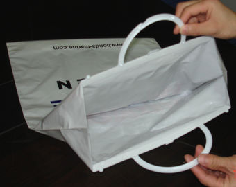 Белая пластичная хозяйственная сумка
