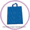Одежды упаковывая мягкую ручку петли кладут в мешки с подгонянным логотипом/розничной хозяйственной сумкой