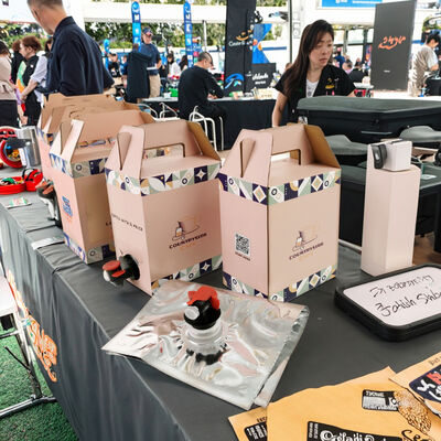 Текстурированный пакет-бокс из пластика с краном, подходящий для упаковки пищевых жидкостей