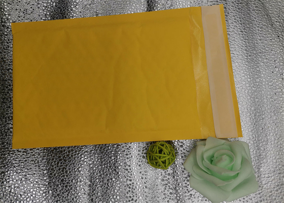 Желтая сумка проложенного конверта Kraft бумажная, сумки отправителей пузыря обруча